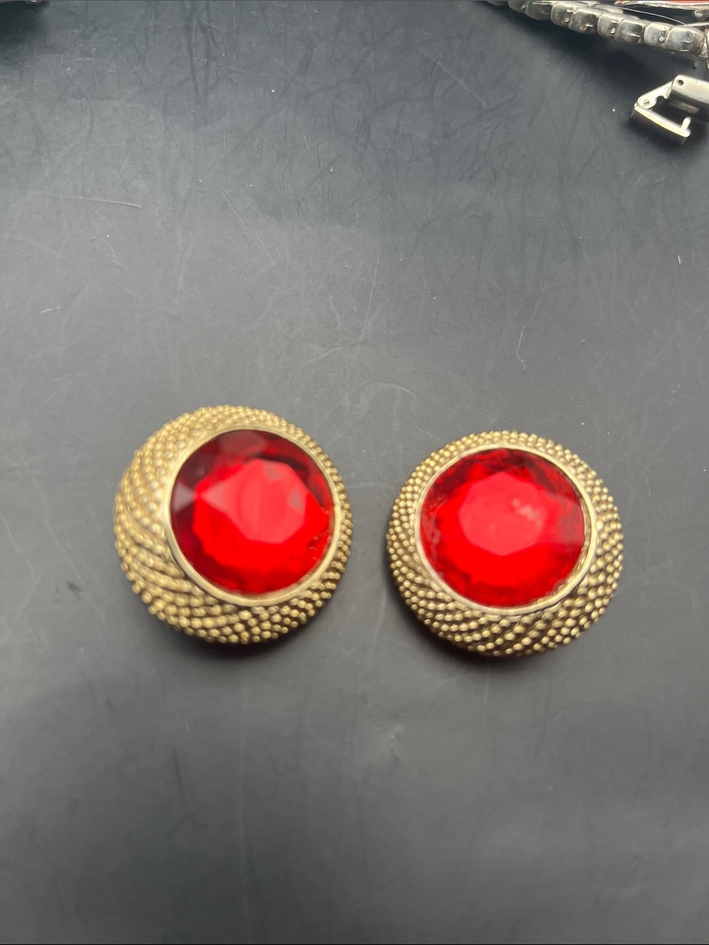 Vintage '80s Textured Gold Tone Dome Ruby Red Faux Gripoix Clip On Earrings
